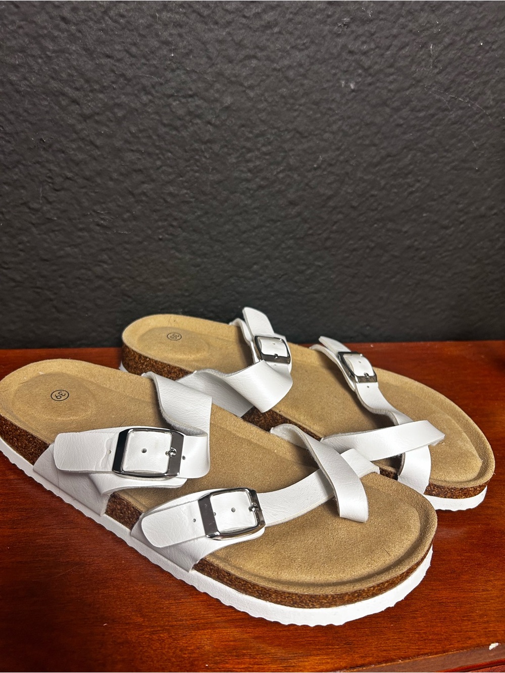 Women's Sz 39 or Sz 8 -8.5 Leather Strappy Sandals White Flats Casual